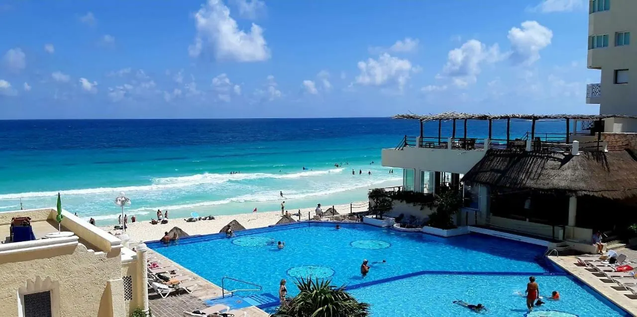 Ocean Front Suite, Balcony, Kitchen. Cancun Apartment
